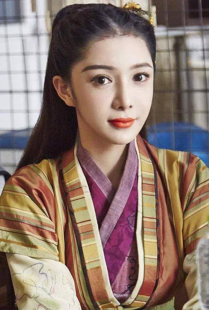 任娇是北京电影学院毕业的专业演员,也是赵本山的弟子,人们称她为赵