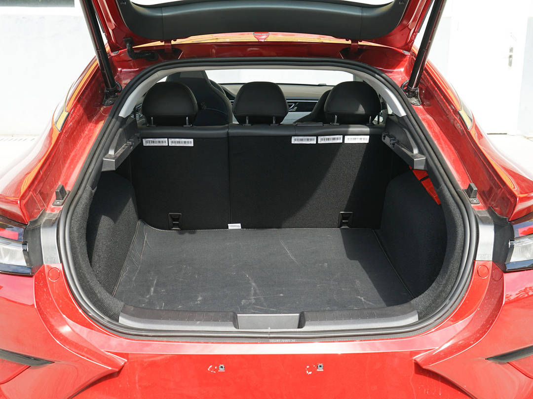 比我们常见的家用轿车如雷凌,轩逸等要略大,配合其掀背式后备箱门设计