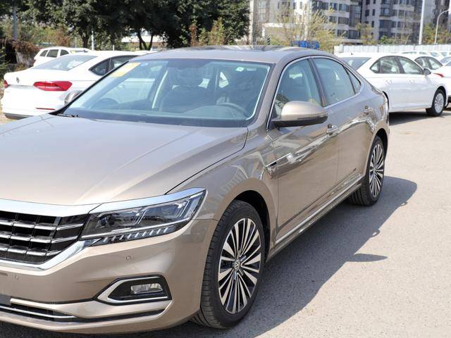 确实比凯美瑞有诚意,全新帕萨特中配落地仅20万,安全配置全都有