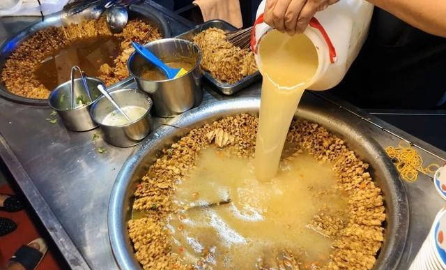 微火煮着鸡汁豆腐慢火细炖,豆腐收汁吃完豆腐干了这杯汤汁,过瘾!