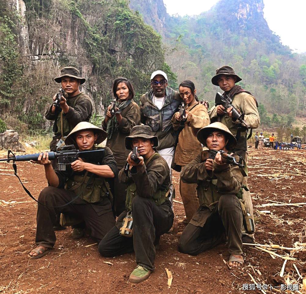 多年以后,保罗,奥蒂斯,埃迪和梅尔文四人决定重返越南寻找阵亡队长的