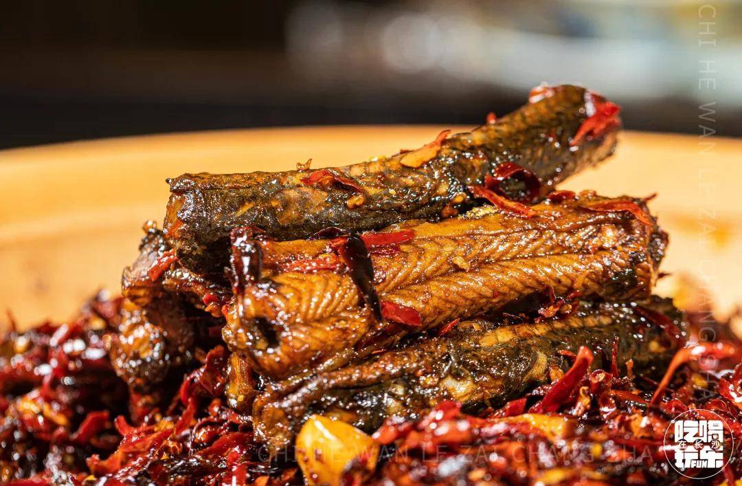 爆炒之后的鳝鱼自带焦香,和自家香辣的干辣椒彼此成就, 入口极香,爽辣