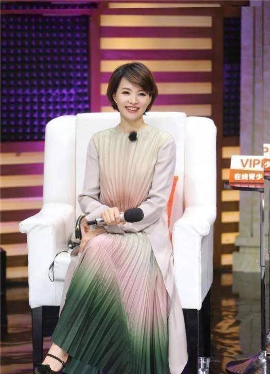 原创董卿打扮起来美得真高调穿衬衫减龄又时尚真看不出46岁了