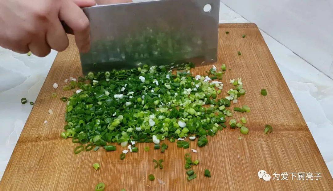 1把小葱,洗净切成段状,再切成小葱碎.