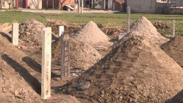 农村土葬时,棺材埋在地下,为什么还要堆"小土堆"?有何说法?