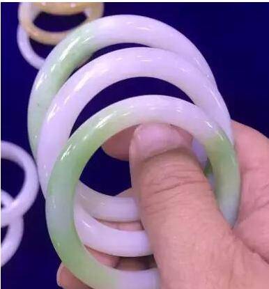 和田玉染色真假对比很容易就看明白了