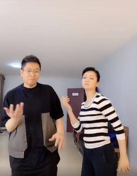 原创老搭档翻脸?主持人王为念因词少和周群争吵,遭吐槽岁数大爱计较