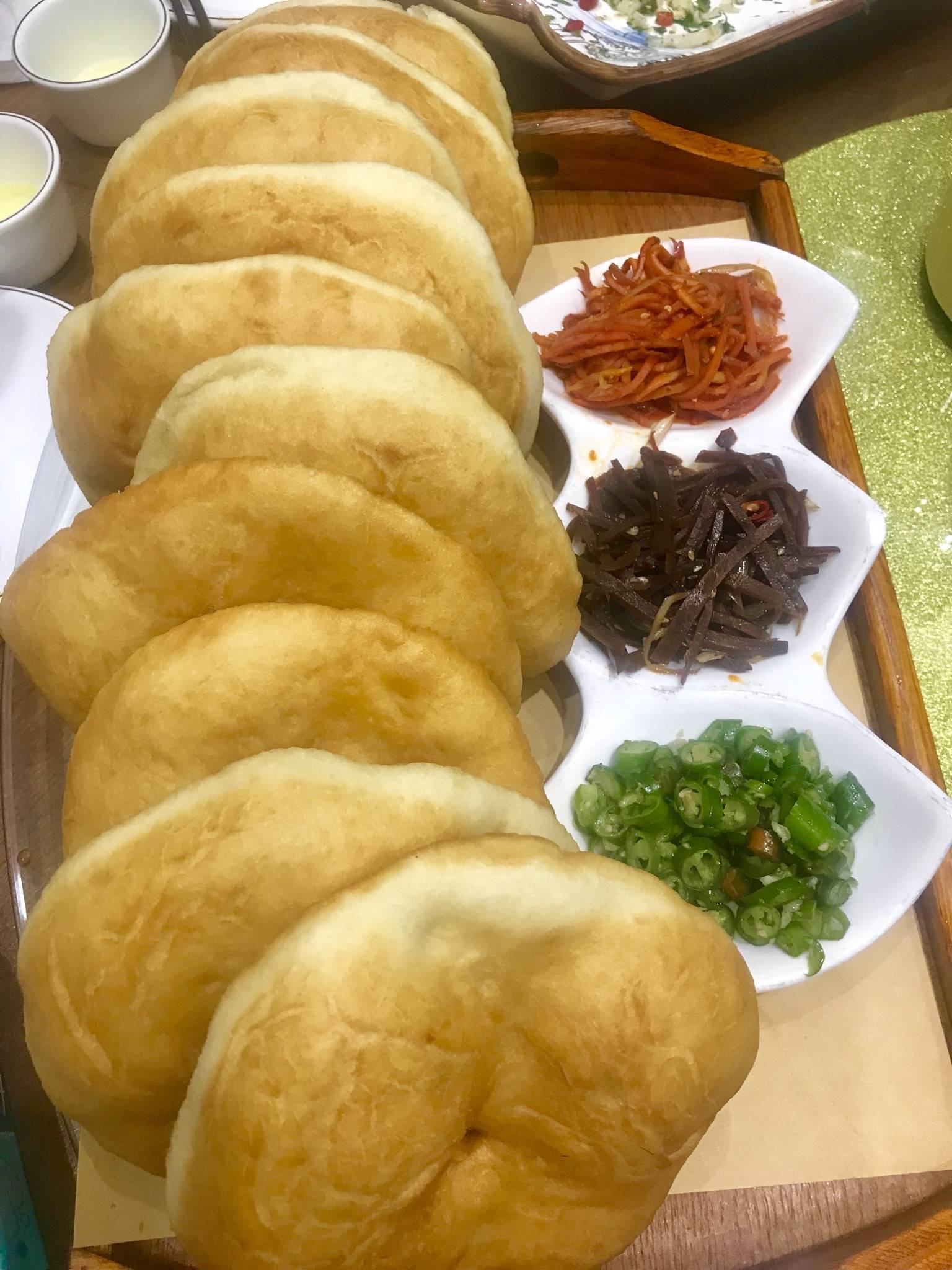 还有疙瘩汤凉拌野菜蒸滋卷都很好吃滴