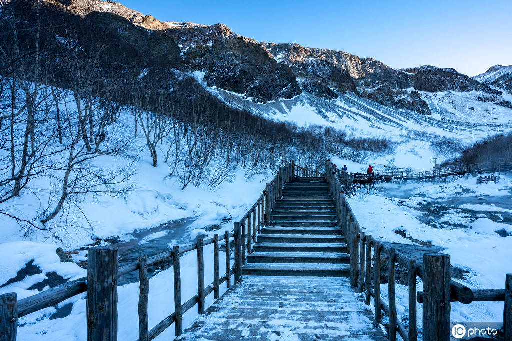马来西亚摄影师chookia在中国长白山旅行时,用镜头记录了冬季长白山的