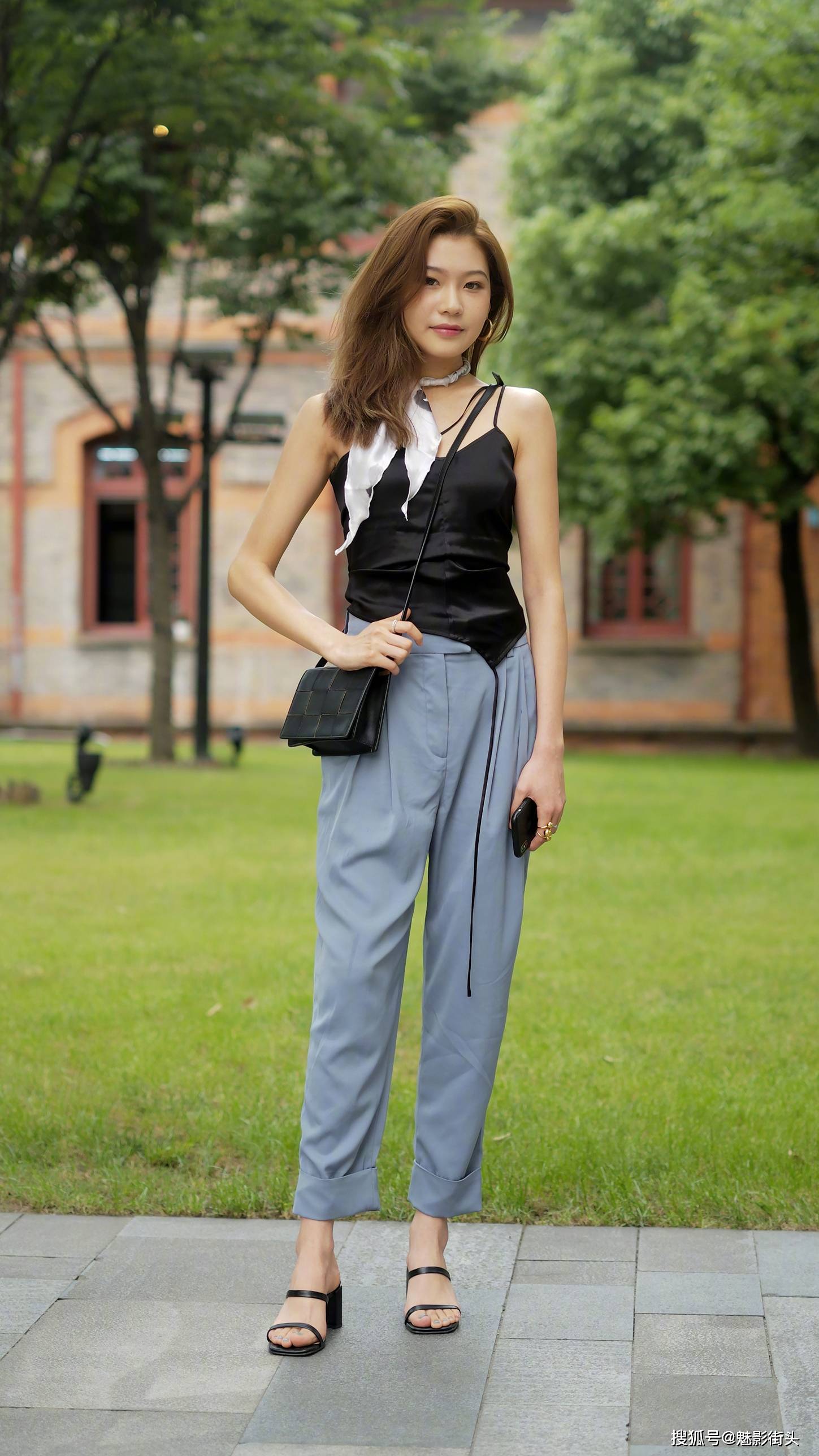 炎炎夏日,美女选择清凉舒适的吊带衫,尽显温柔气质和曼妙身姿_手机