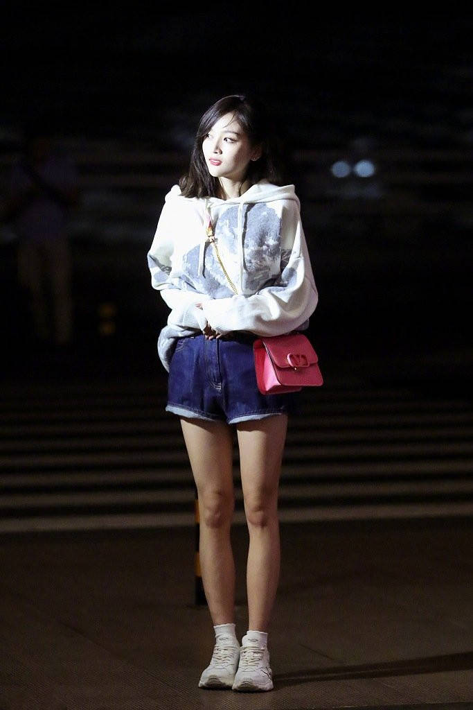 吴宣仪戴口罩撞脸杨幂,穿毛绒吊带裙配彩色外套,筷子腿抢镜了!