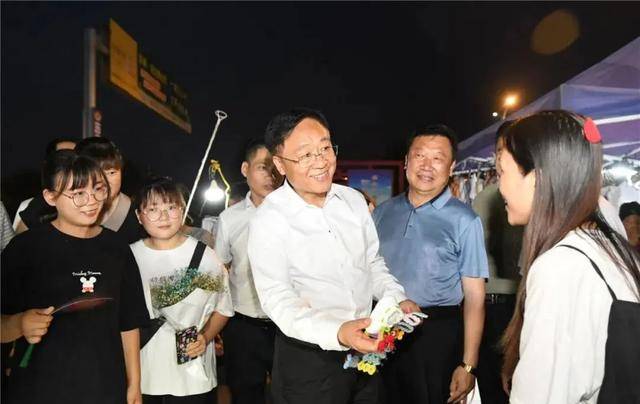 买它宁陵县网红县长带你逛地摊儿