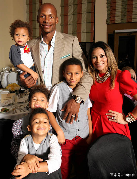 雷阿伦与4子1女共享天伦妻儿为他理发君子雷神似德雷克斯勒