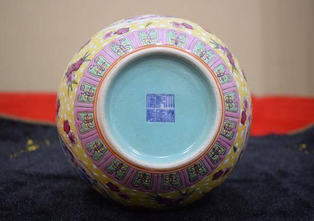 皇家御用赏瓶——乾隆年制开窗粉彩花卉天球瓶