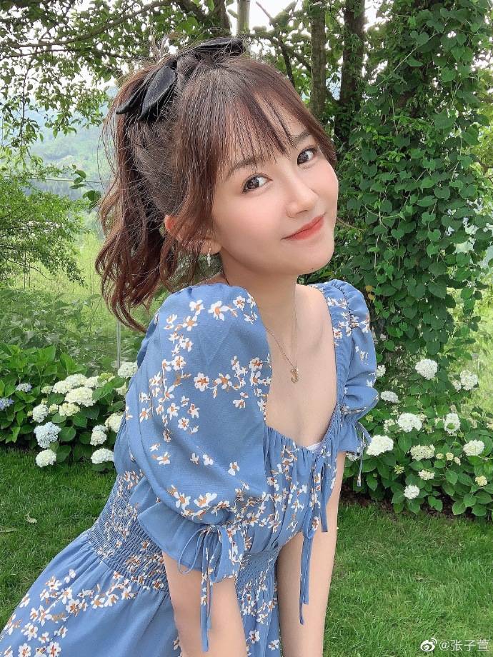原创张子萱穿碎花束腰裙拍写真,清新脱俗少女范儿十足,又不失优雅感