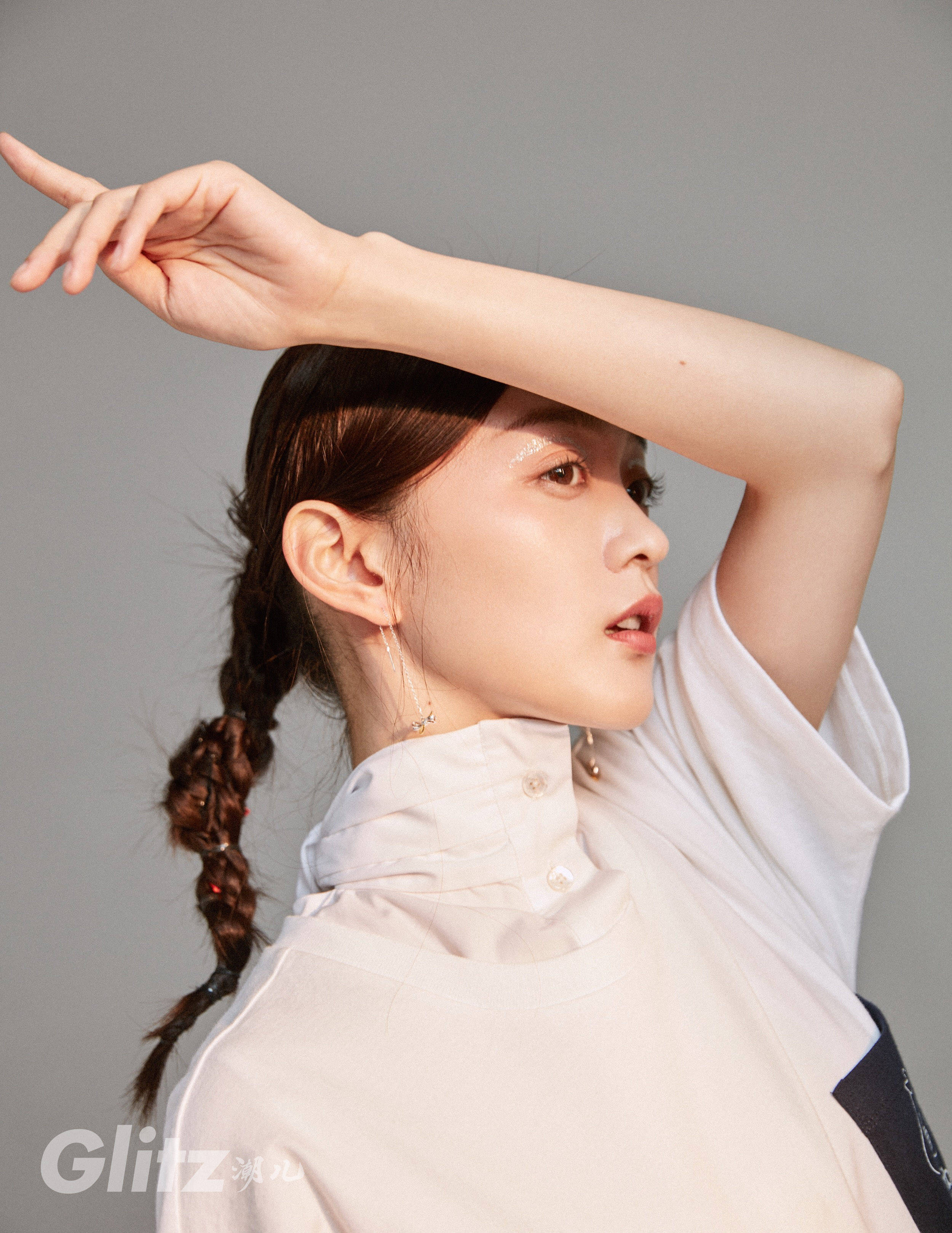 青年演员何泓姗佩戴铂金首饰拍摄时尚大片 清泓如初 用心专注