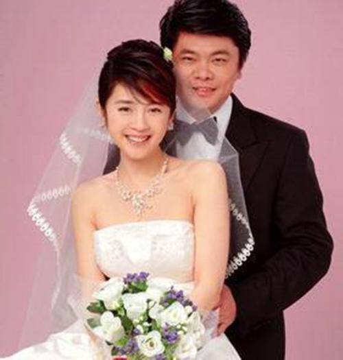 据悉,丁健为了娶许戈辉回家,给了前妻一个亿作为补偿,看得出来,丁健对