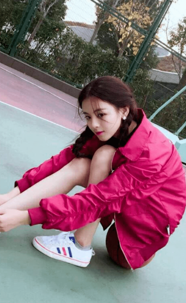 杨超越17岁面试照被疯传,穿搭是这样式的,难怪她能c位出道