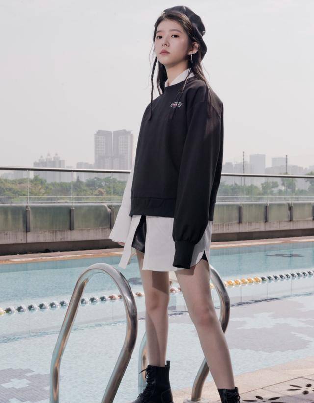 何蓝逗不再是那个小妹妹了,轻松玩转黑白搭配,一点也不普通_整体