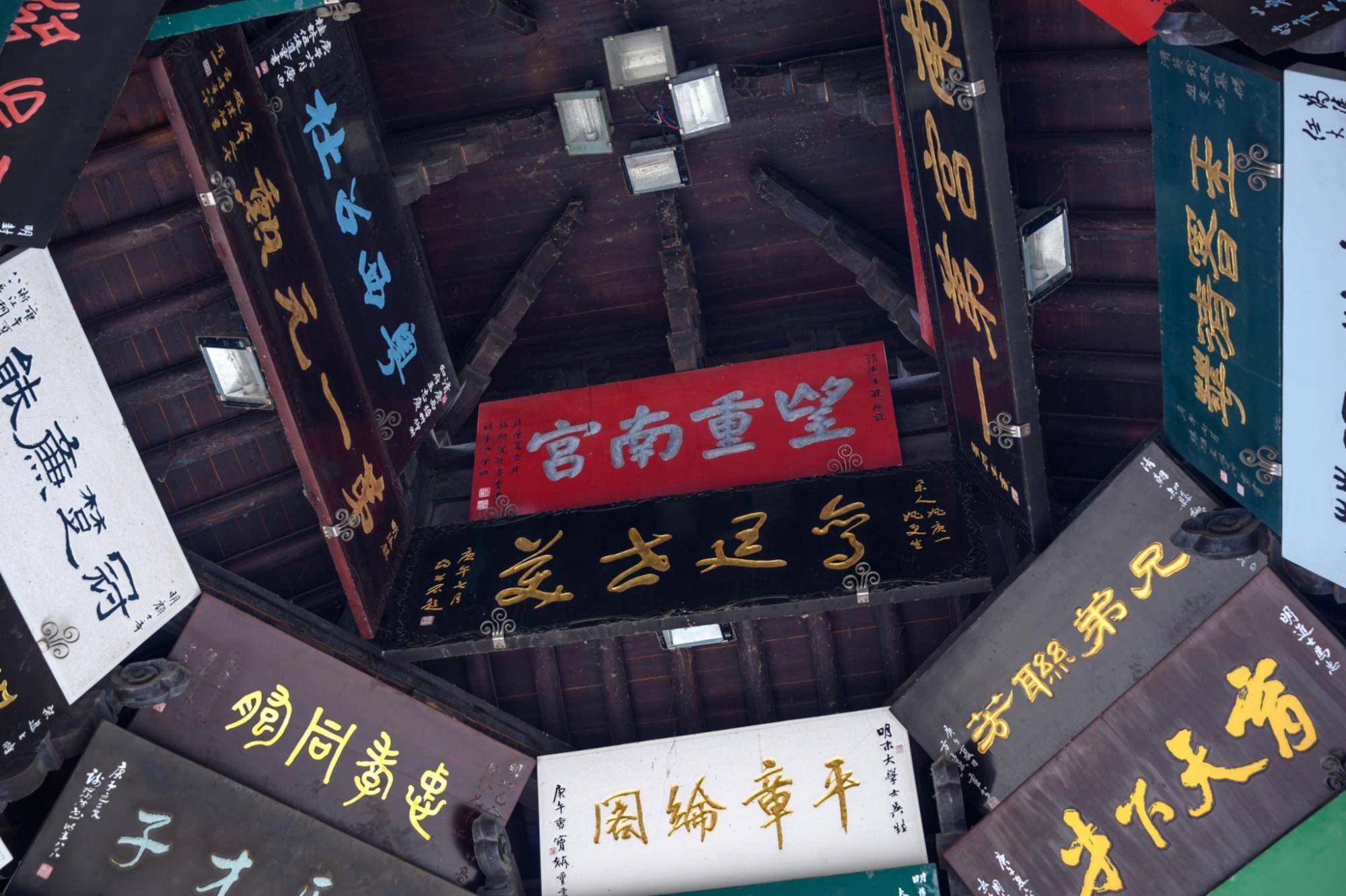 江苏最"奇特"的四牌楼,悬挂着47块匾额,建造年份至今不明