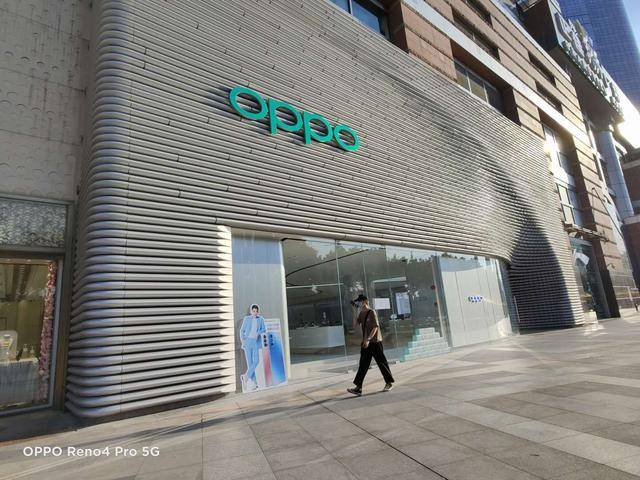 手持reno4 pro探店oppo超级旗舰店 时尚与科技美学在此汇聚_手机