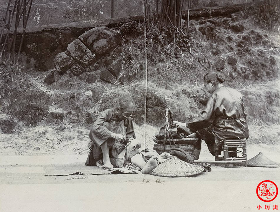 清末老照片:妇女在街头摆摊缝补衣服,孩子在码头乞讨捡铜板