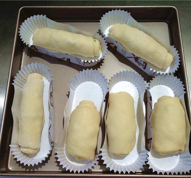 第7步,将做好的面包放在纸托中.