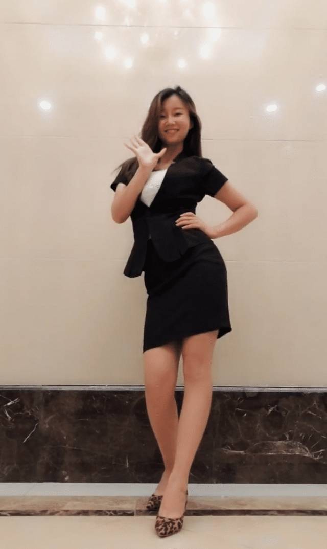 路人街拍,美女穿着一身的职业装,展现出女人最美的一面