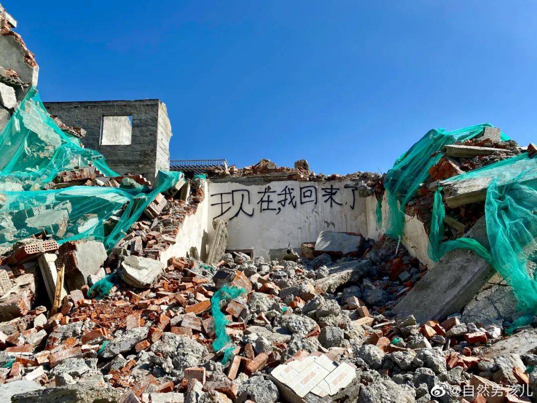 这些废墟上的标语,写出了生活