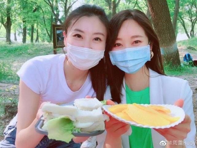 但是王治郅并没有露面,与她一同出镜的是一位女性朋友