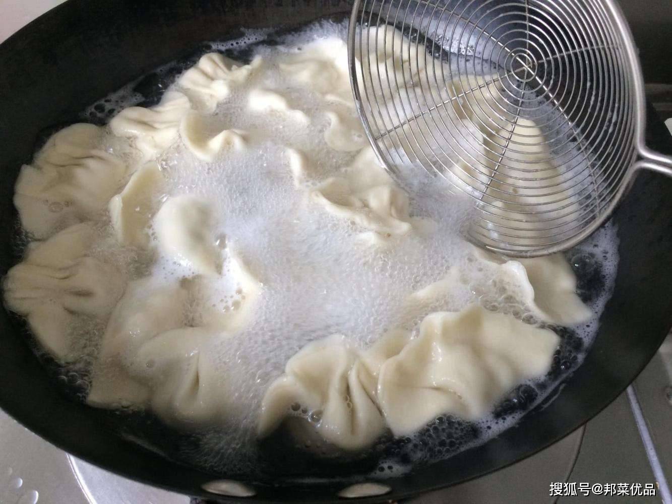 煮饺子冷水与开水下锅有什么区别如何做到不互粘不破皮