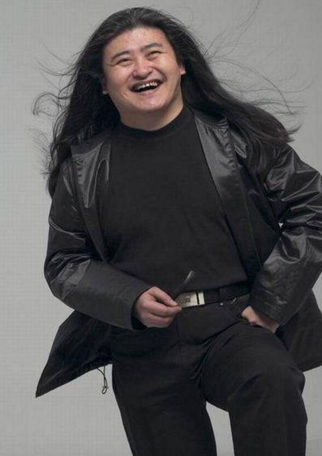 刘欢携妻子罕见现身长发泛白老态明显卢璐非常有范