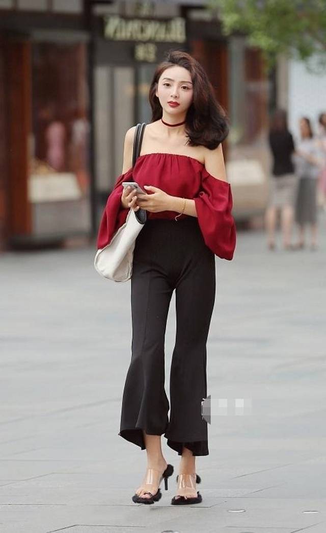 路人街拍短发美女打底裤搭配绿色夹克衫格外的有魅力