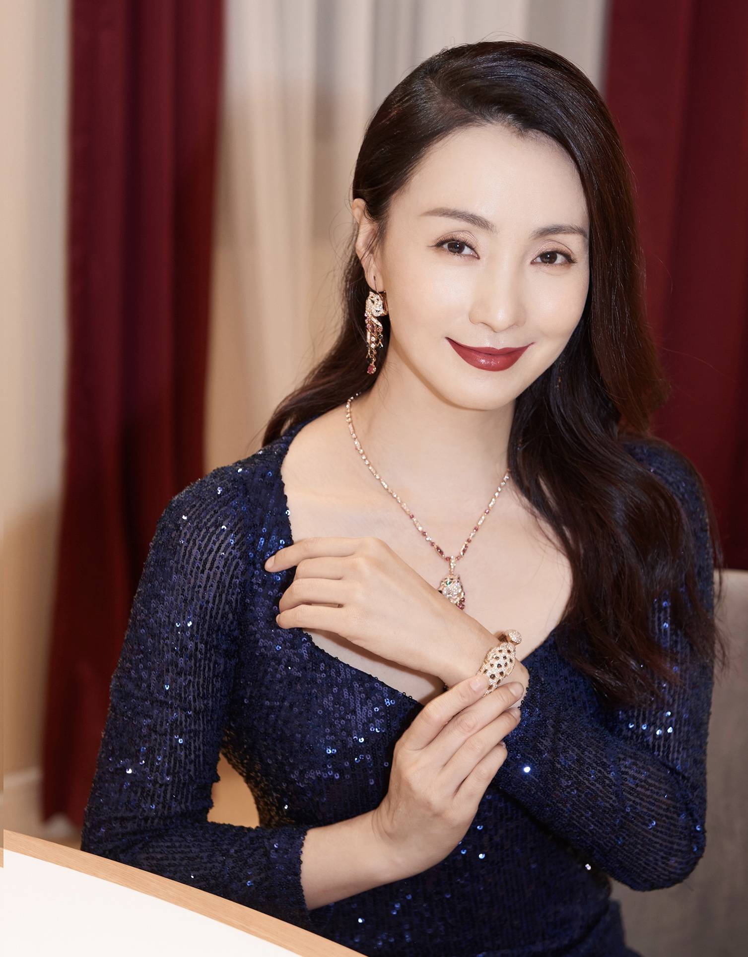 "老得慢"的女人,一般有4个特征,颜值冻龄迷人,看不出真年纪
