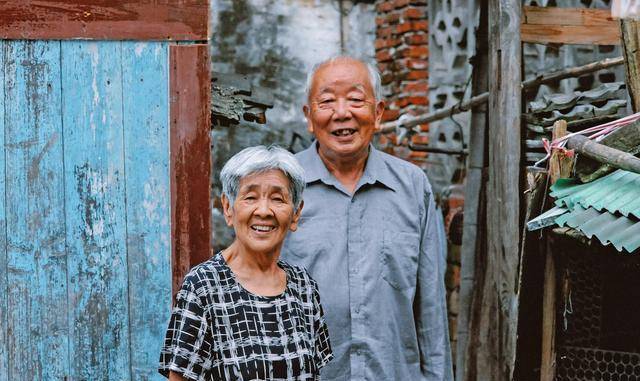 原创半路夫妻和自己孩子,养老时哪个能靠得住?3个老人说出了实情