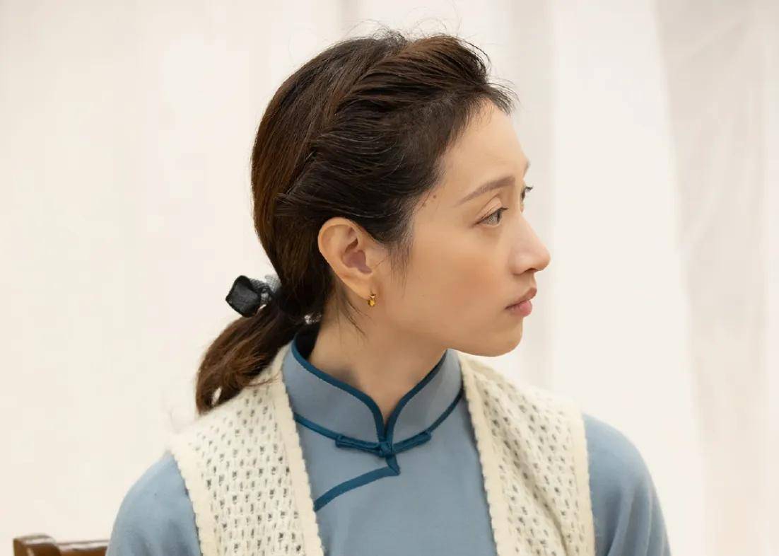 了几部电视剧,分别是《向天真女孩投降》,《镜花水月》 ,《大江沉重》