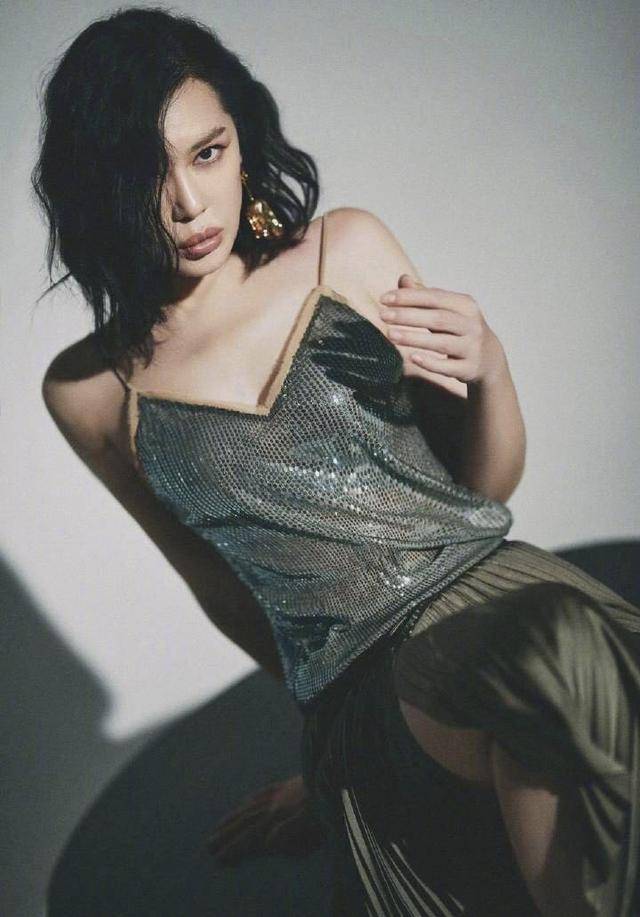 原创余男越看越有味道穿西装又酷又美不愧是战狼的女人