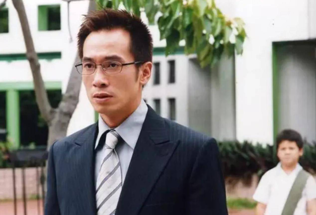 他是tvb的鉴婊大师后来成为港剧扛把子原来陈豪还是宠妻狂魔