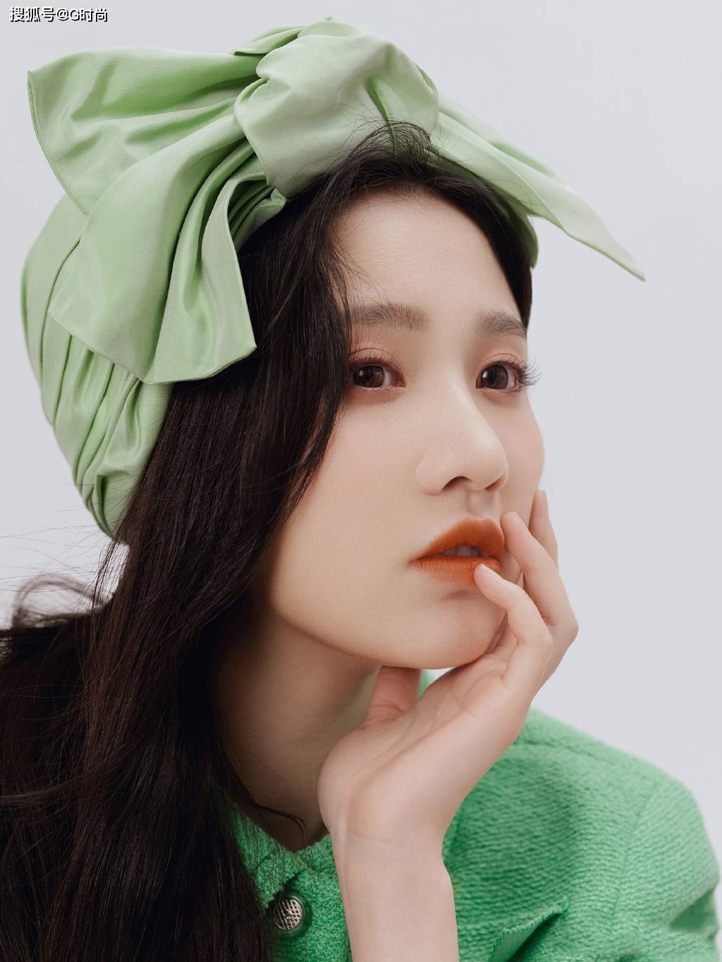 张慧雯封面大片,清新的时尚穿搭,花园的气质少女