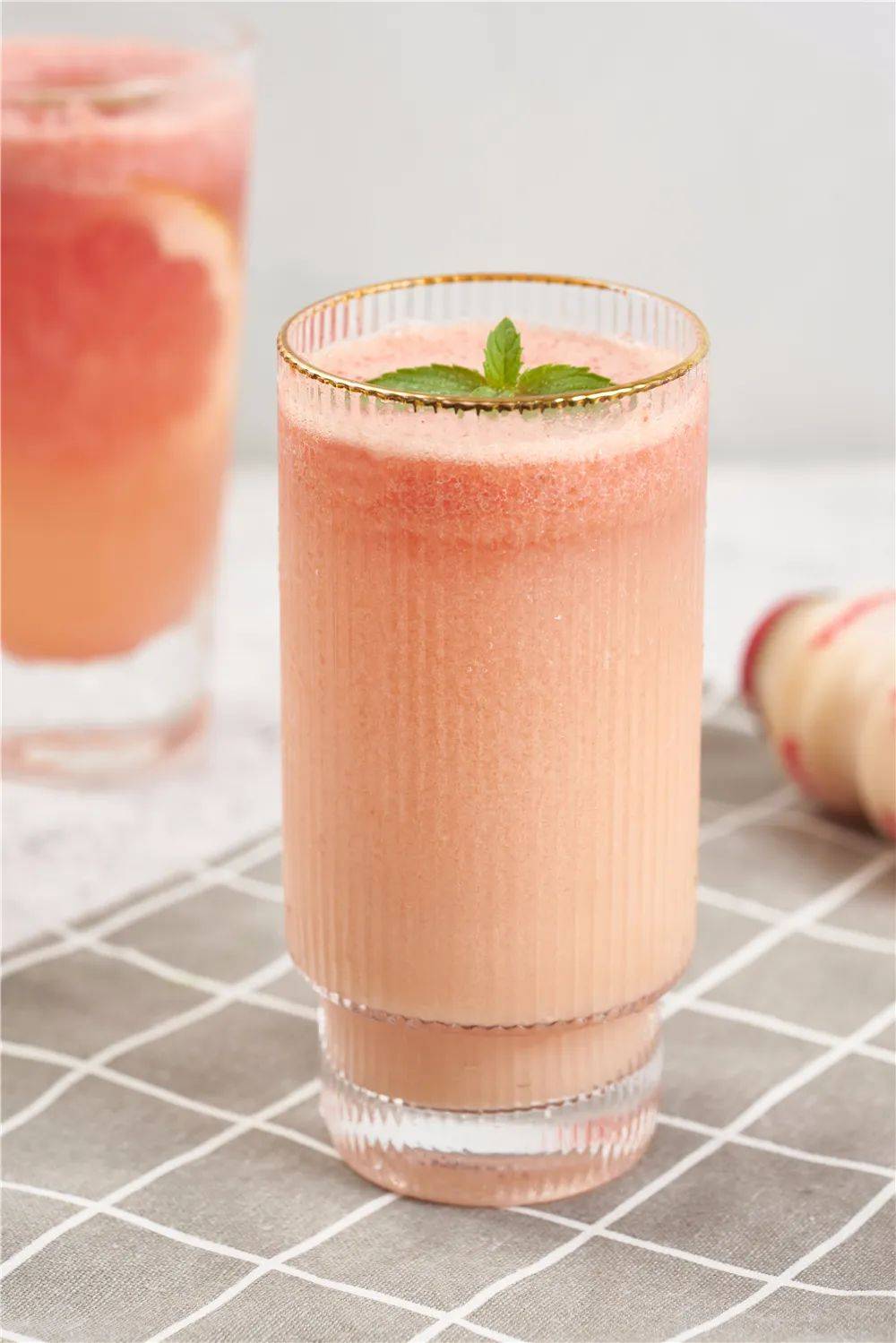 食材:西瓜半个,冰块适量,苏打水适量,益力多一瓶,薄荷叶少许(装饰用)