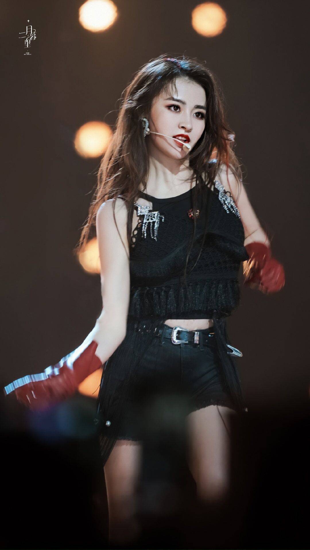 金子涵舞台look,红色皮质手套 黑色热裤