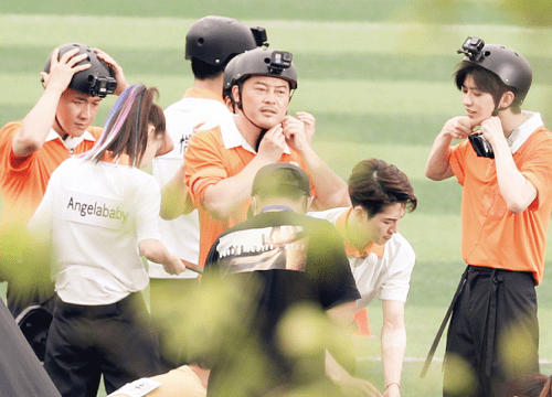 跑男路透曝光王嘉尔参加录制跟蔡徐坤站一块身高差成亮点