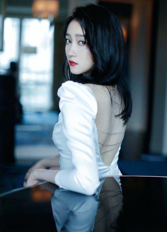 关晓彤现身活动穿黑色连衣裙配超细高跟鞋脸型明显圆润气色好