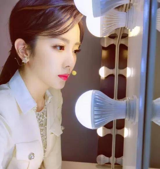 原创央视主持人李思思晒自拍美照,知性美丽有气质,侧颜照太撩人,提醒