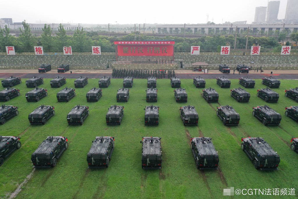 武警首次列装新型反恐突击车亮相武汉