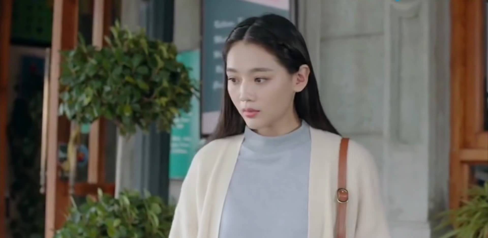 原创多次参演热播剧长相清纯气质绝佳的周紫馨出道四年为何火不了