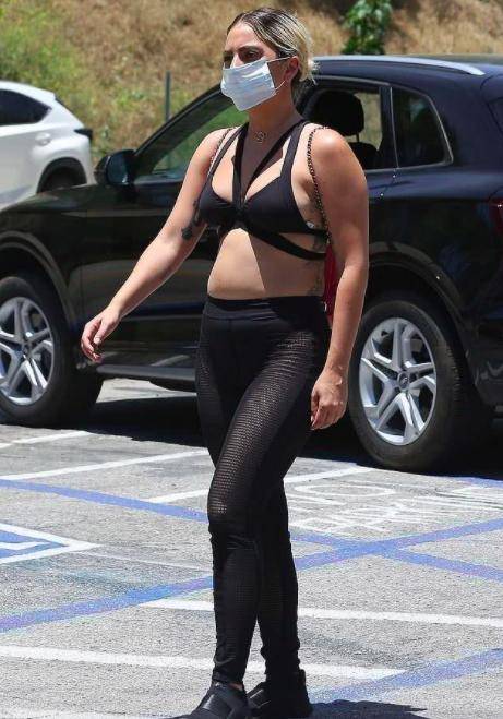 lady gaga被男友宠胖,超紧身金色运动裤也管不住肚子上的赘肉