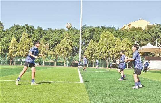 经纬中学女子足球队队员们在赛前热身