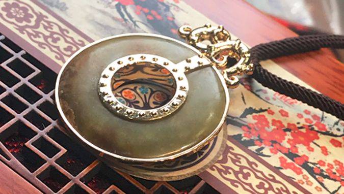 古玉镶嵌古代的玉玦镶嵌其美好的寓意也给佩戴者带来意想不到的好运