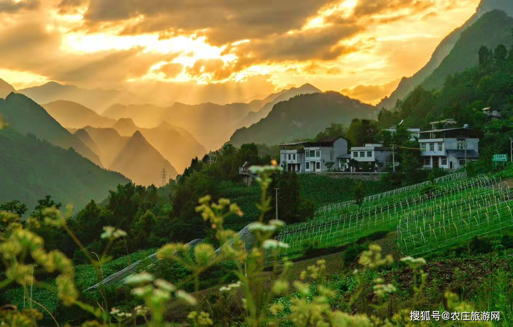 重慶城口縣:雨後晚霞伴青山 風景美如畫